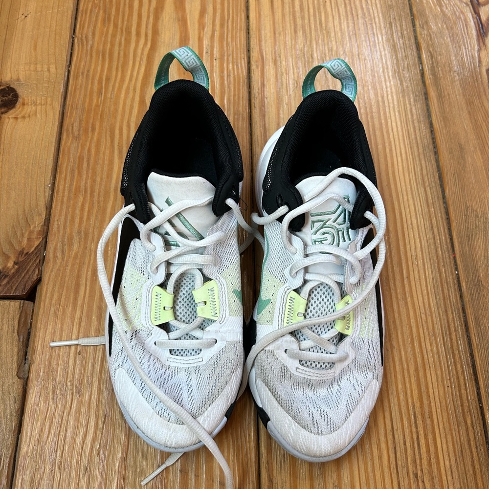 Kids Nike Tennis Shoes Size 3.5 - Picture 3 of 6